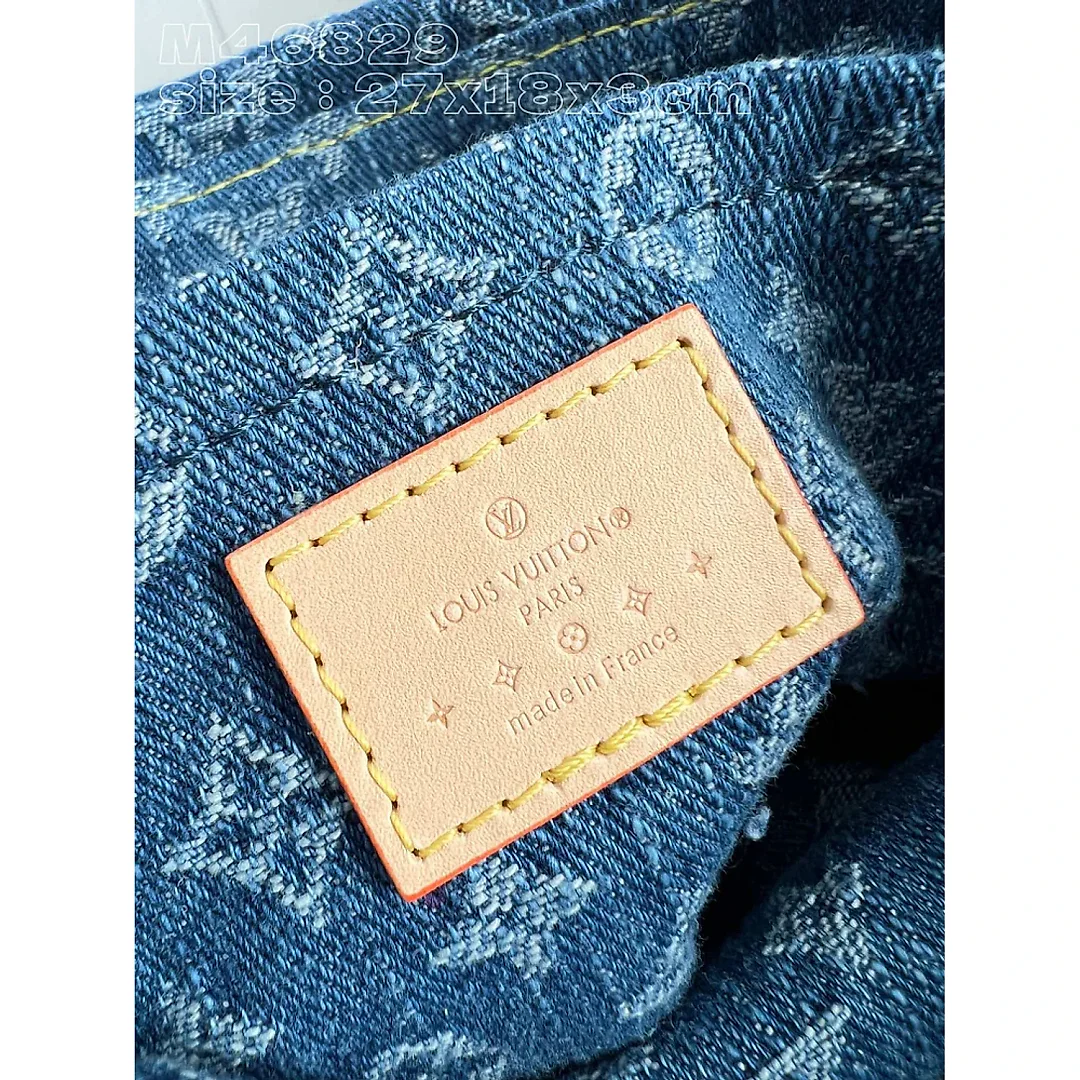 Louis Monogram Denim size : 27 x 18 x 3 cm