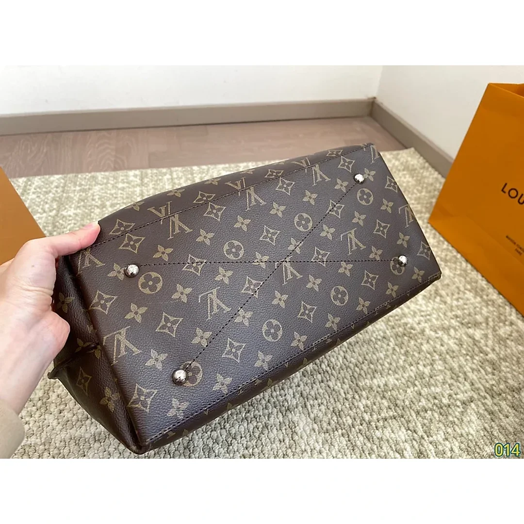 Louis new arrival tote bag size : 34 * 28 cm