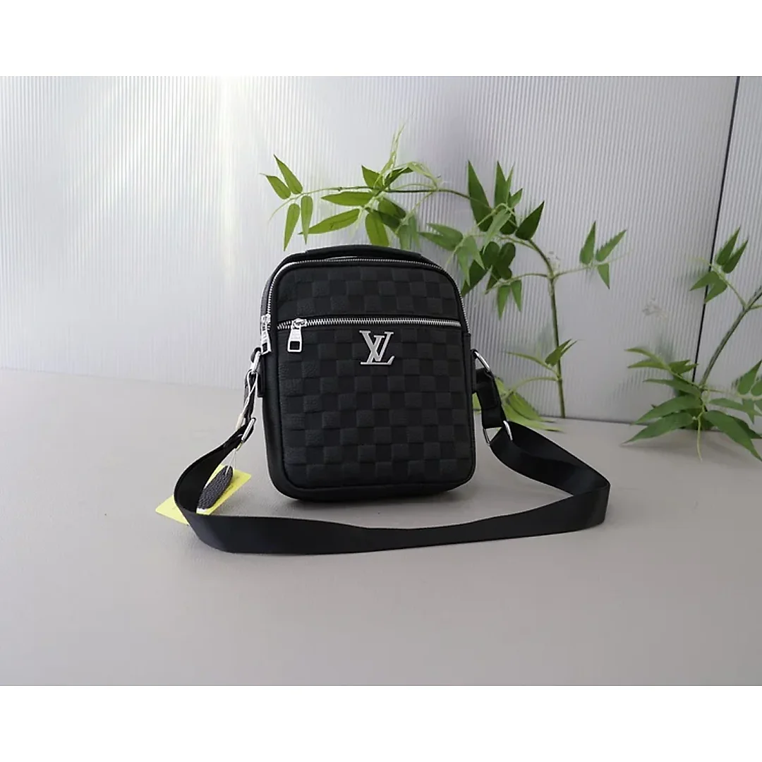 Louis new arrival bag size : 20x24x5 cm