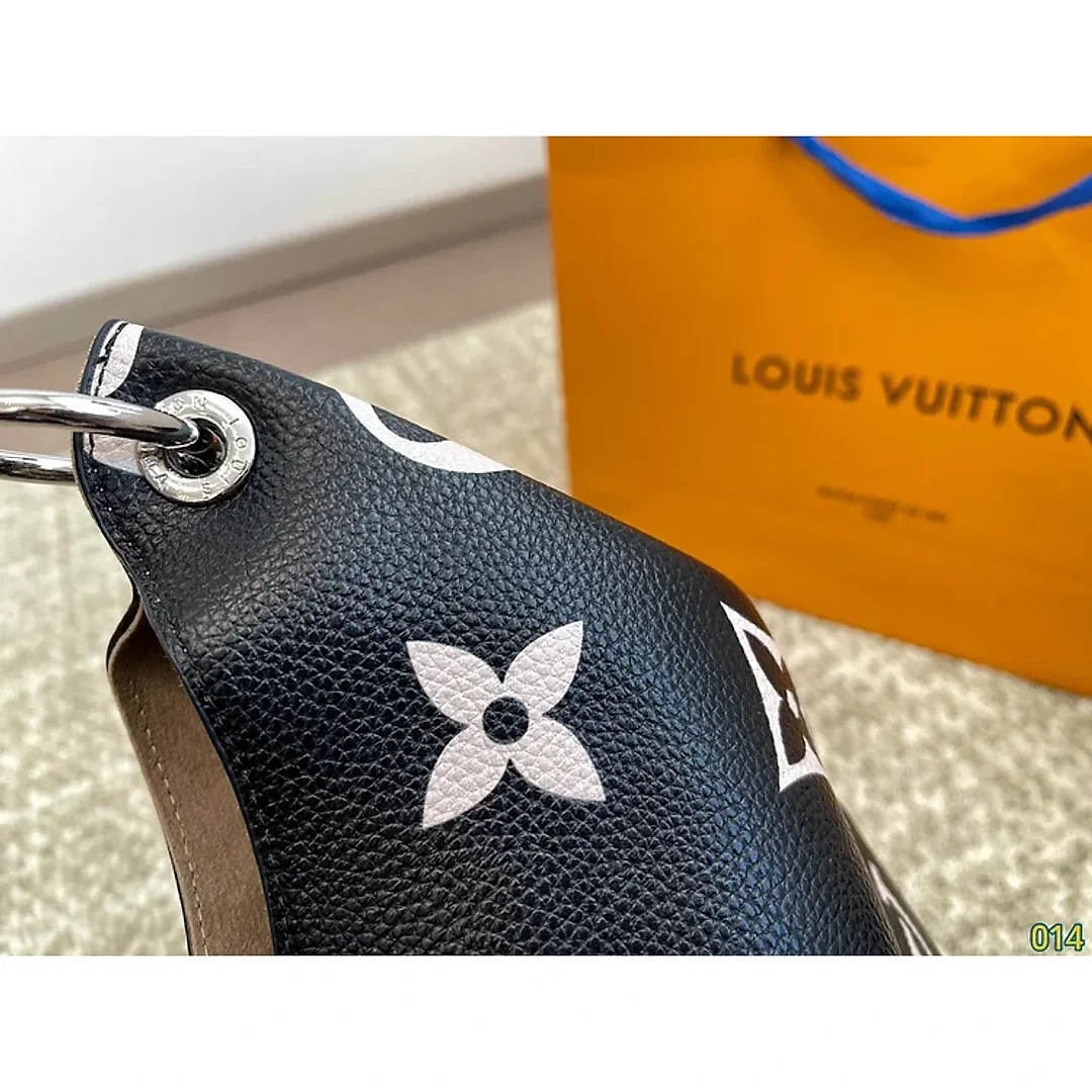 Louis new arrival tote bag size: 34 * 28 cm