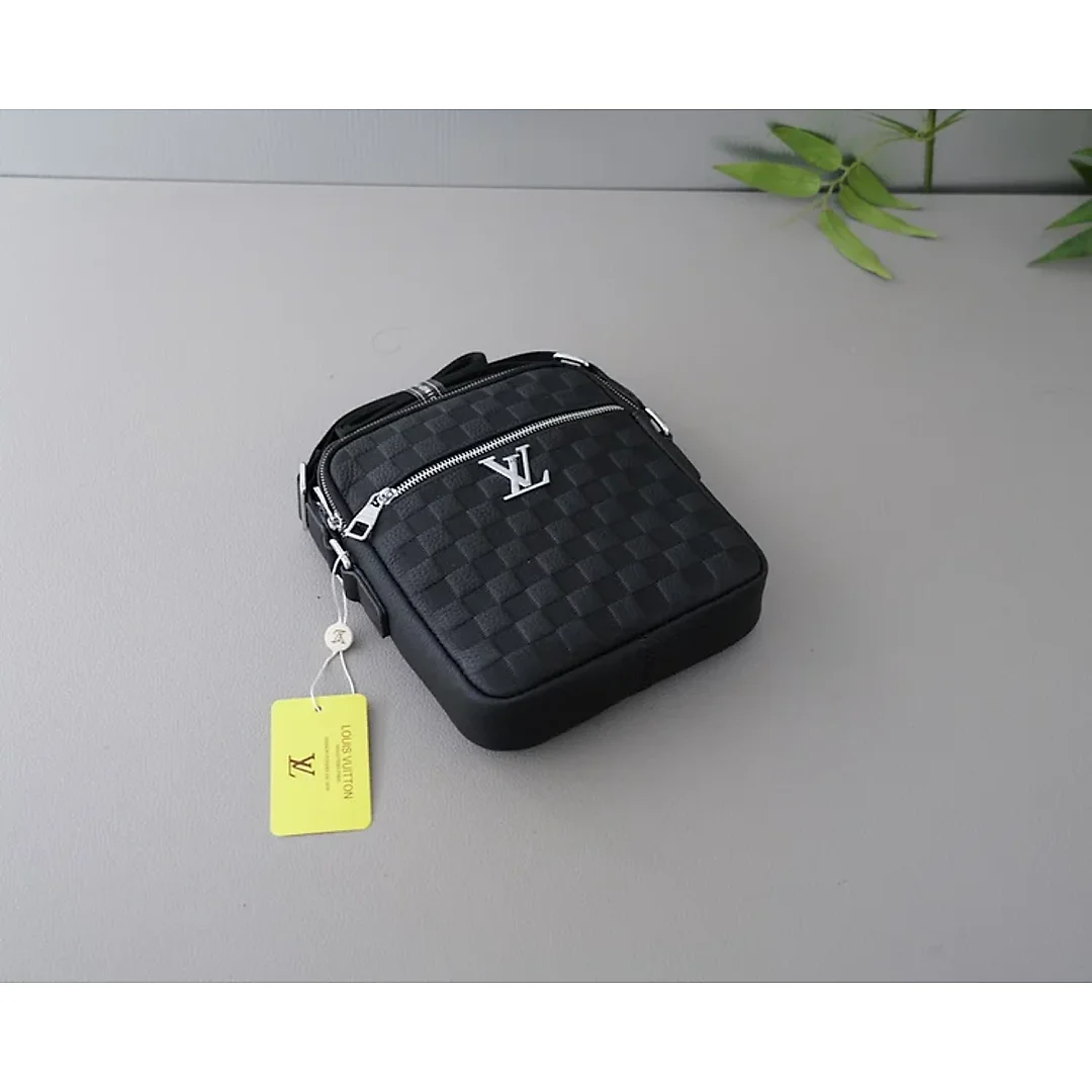 Louis new arrival bag size : 20x24x5 cm