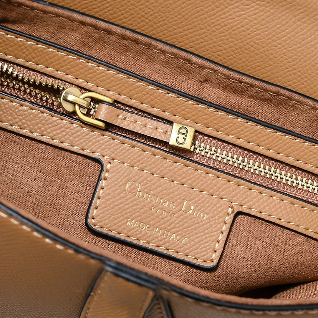 D saddle Be a classic with classics bag size: 25.5 x 20 x 6.5 cm