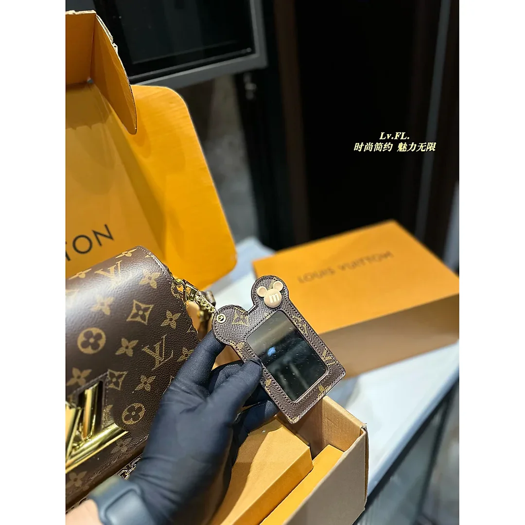 Louis Twist new arrival chain bag size: 23*10*15 cm