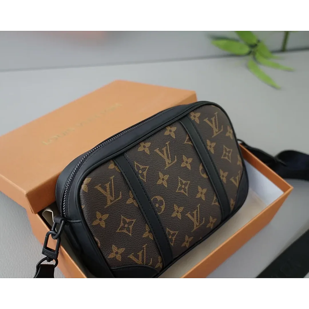 Louis new arrival bag size : 23x14x6 cm