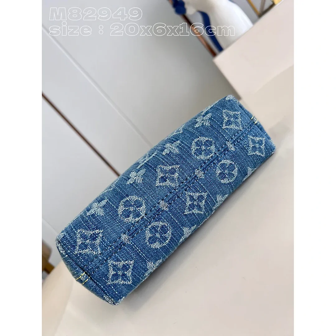 Louis Hills Pochette Monogram Denim size;20.5 x 6 x 16 cm