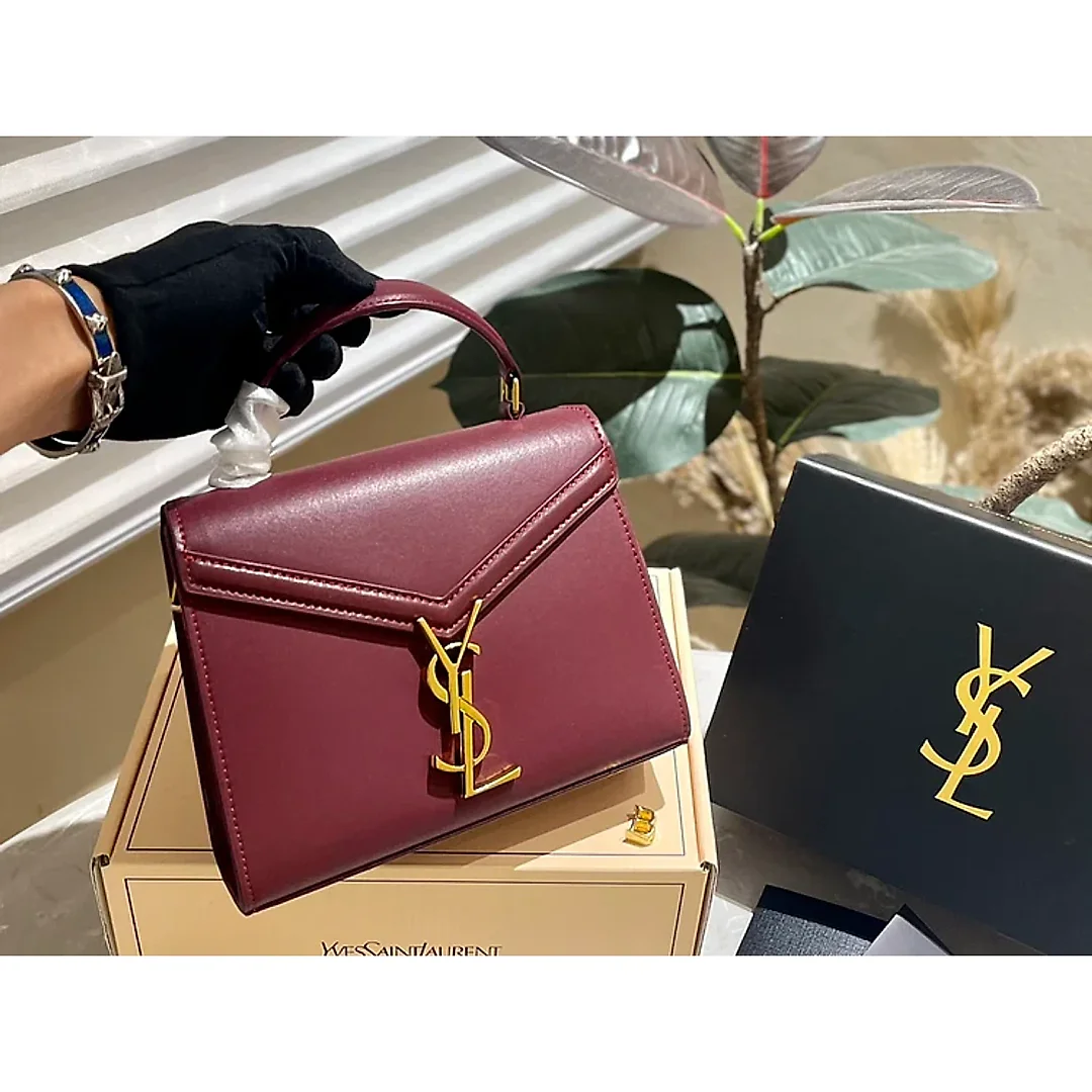 Y Cassandra Monogram Clasp Bag size 21*18 cm