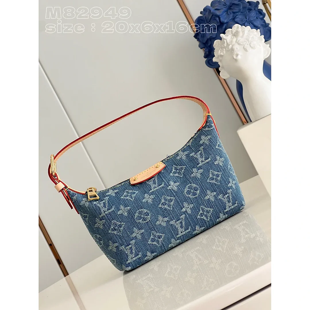 Louis Hills Pochette Monogram Denim size;20.5 x 6 x 16 cm