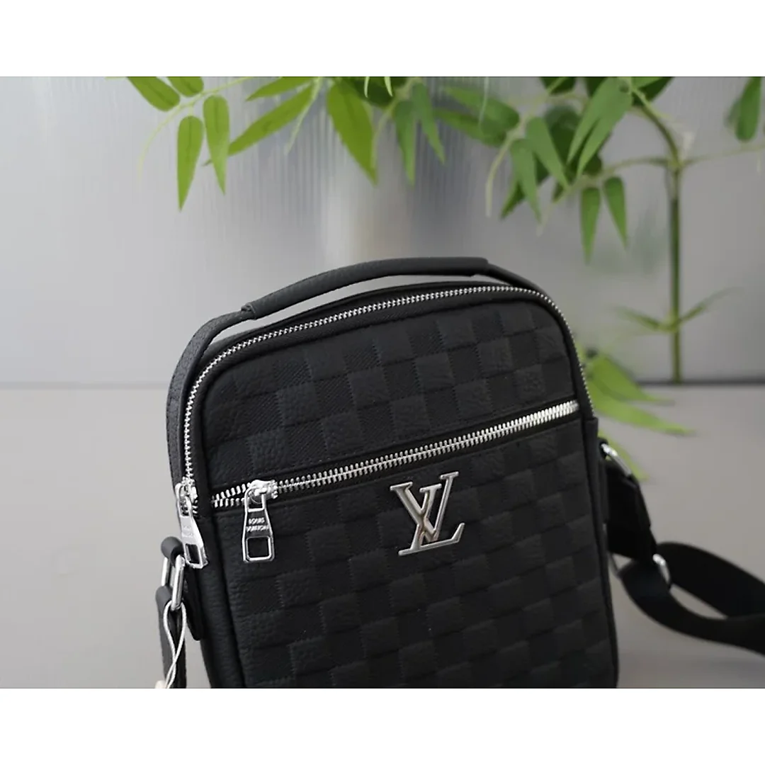 Louis new arrival bag size : 20x24x5 cm