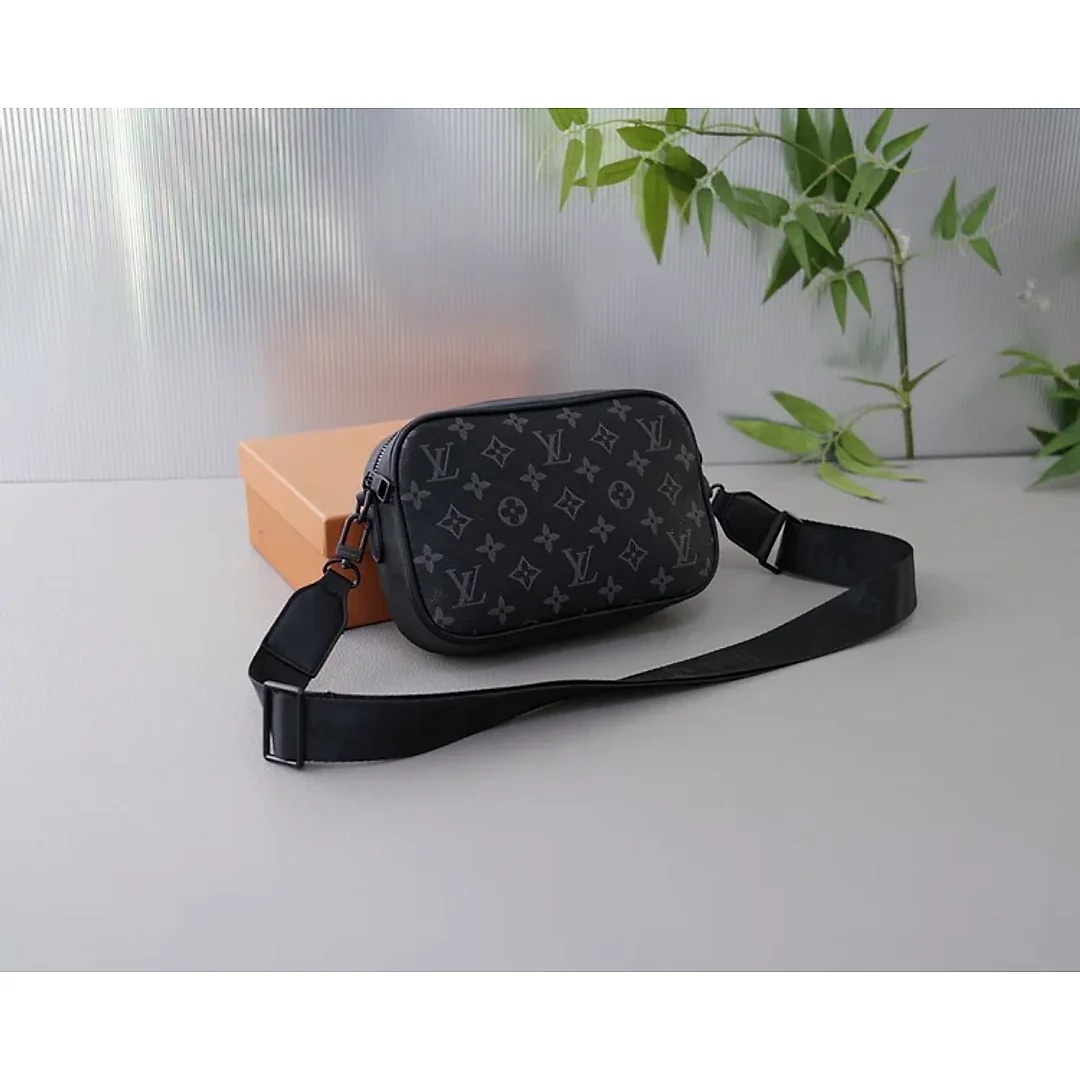 Louis new arrival bag size : 23x14x6 cm