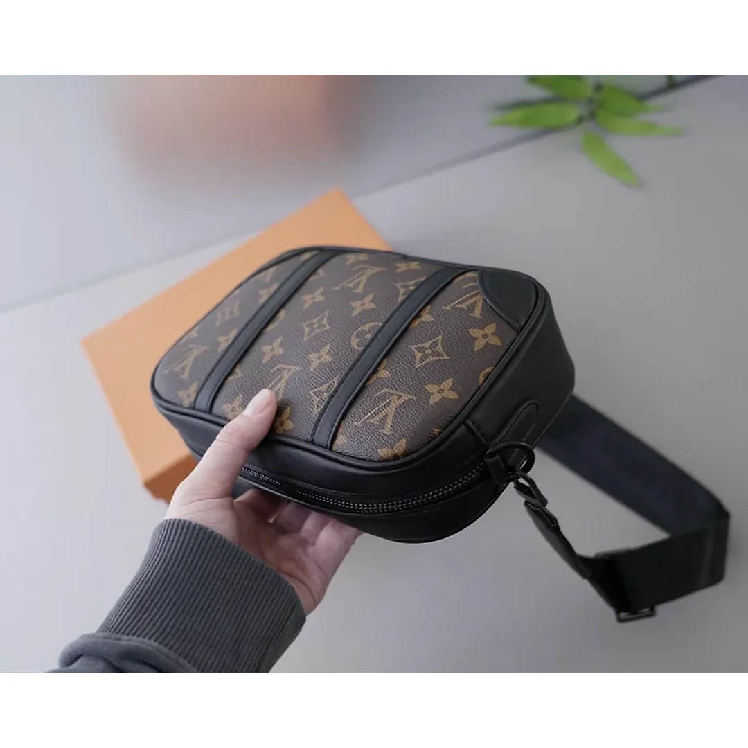 Louis new arrival bag size : 23x14x6 cm