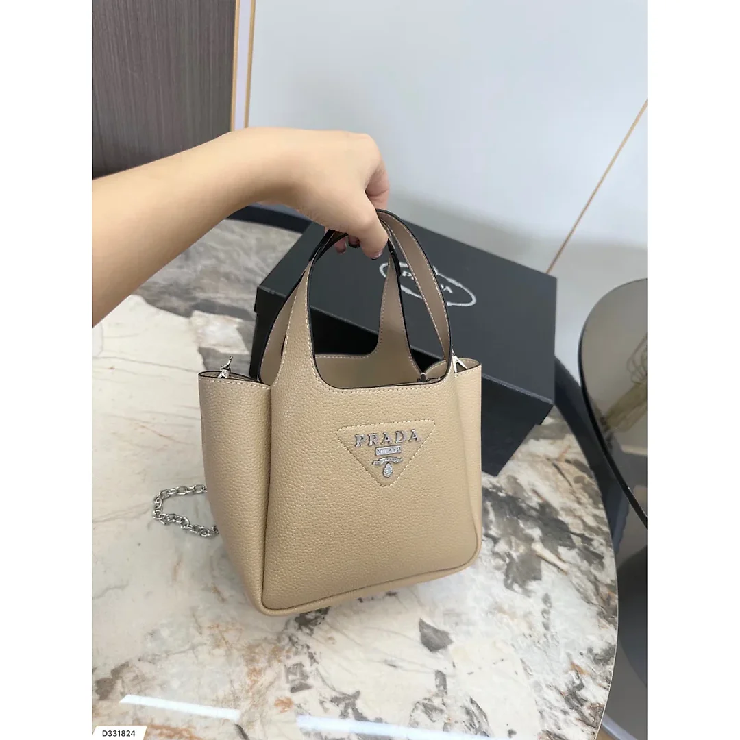 Pra new arrival tote bag size : 20.5 * 16 cm