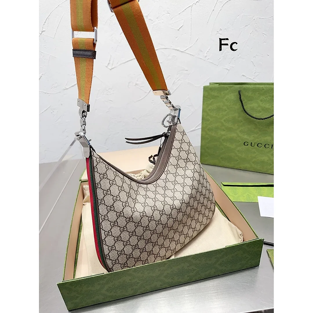 GC484 Gc Attache Small/Large Shoulder Bag