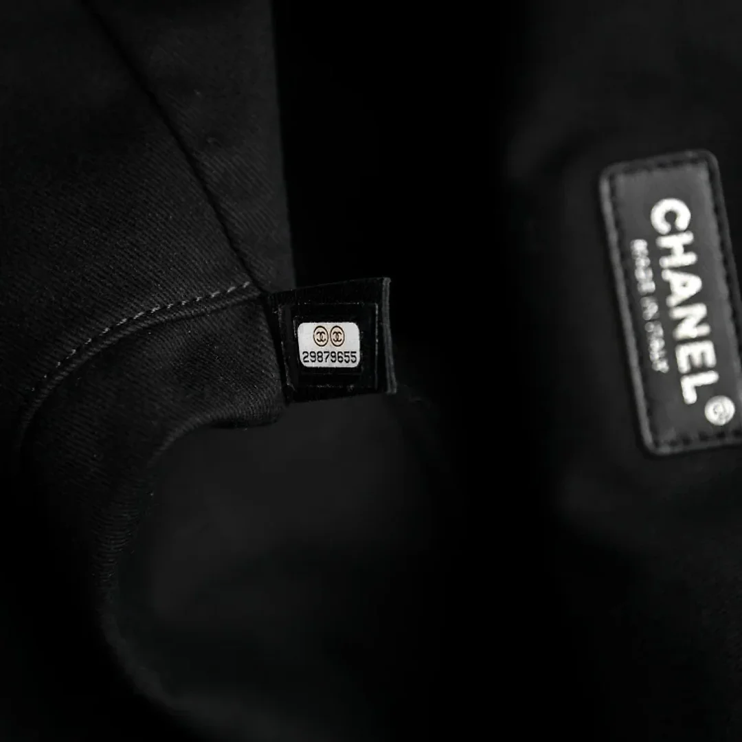 cc Canvas Pearl Medium Deauville Tote Black
