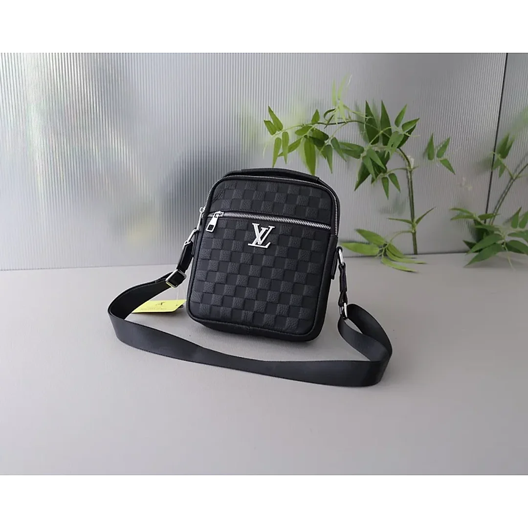 Louis new arrival bag size : 20x24x5 cm