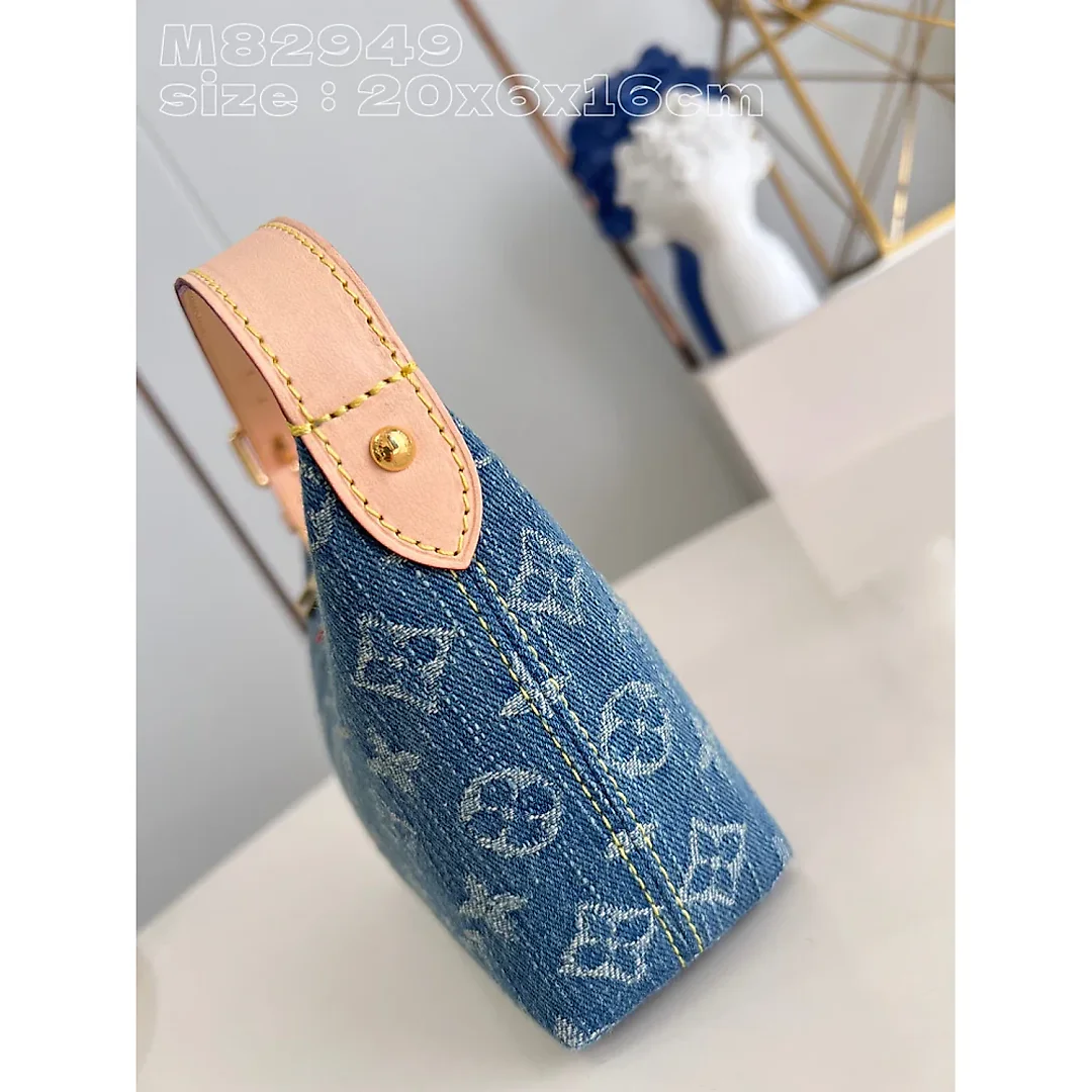 Louis Hills Pochette Monogram Denim size;20.5 x 6 x 16 cm