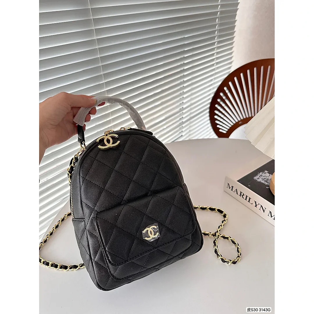 CC 𝘝𝘪𝘯𝘵𝘢𝘨𝘦 backpack size:17.5 * 23 cm