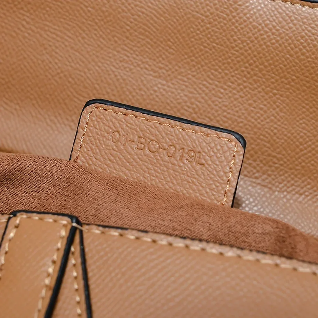 D saddle Be a classic with classics bag size: 25.5 x 20 x 6.5 cm