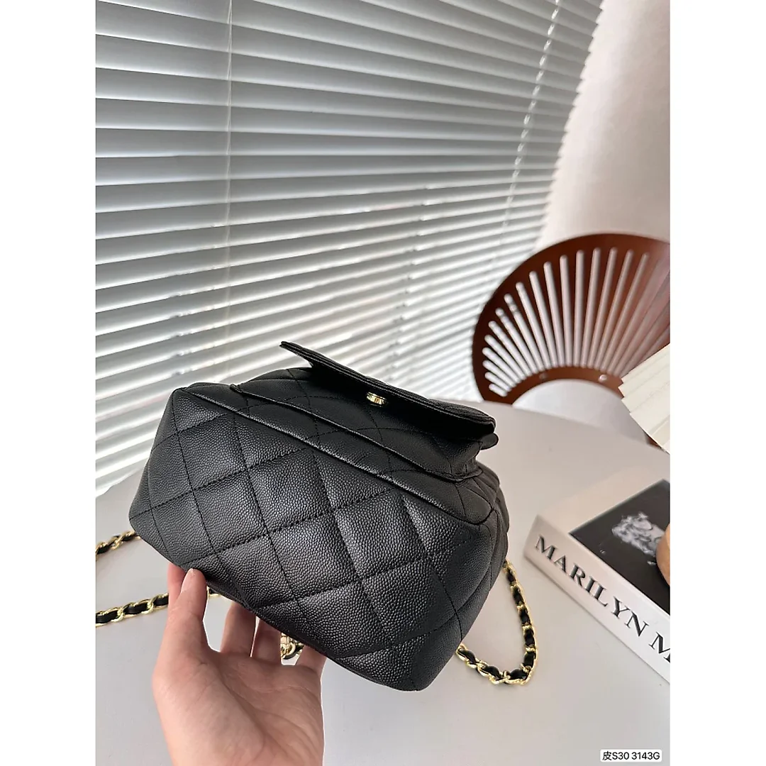 CC 𝘝𝘪𝘯𝘵𝘢𝘨𝘦 backpack size：17.5 * 23 cm