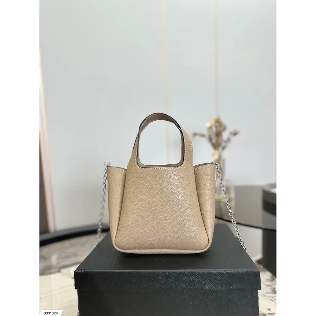 Pra new arrival tote bag size : 20.5 * 16 cm
