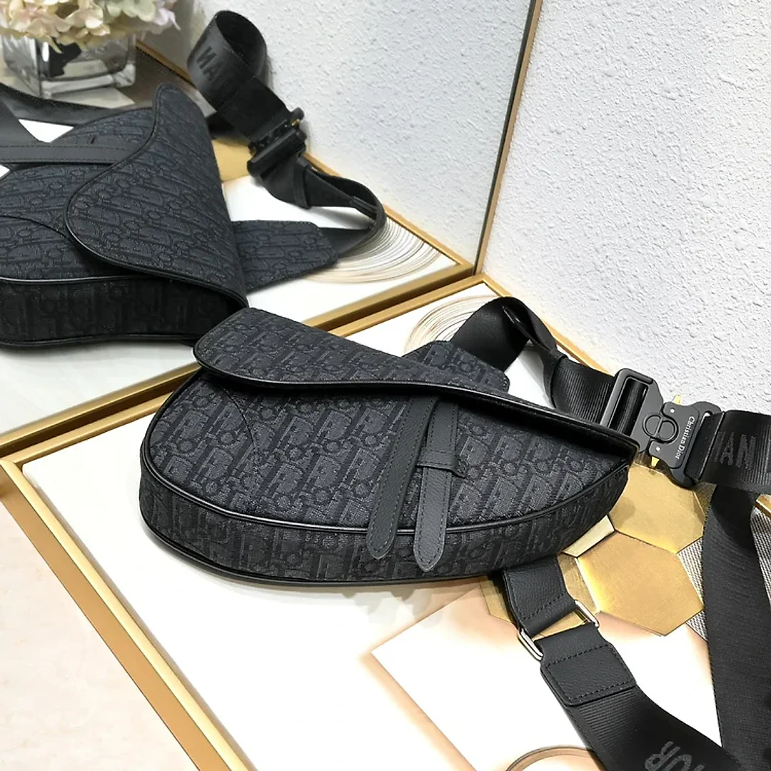 D homme2023 Pre-Fall saddle bag size : 20×28.6x5cm