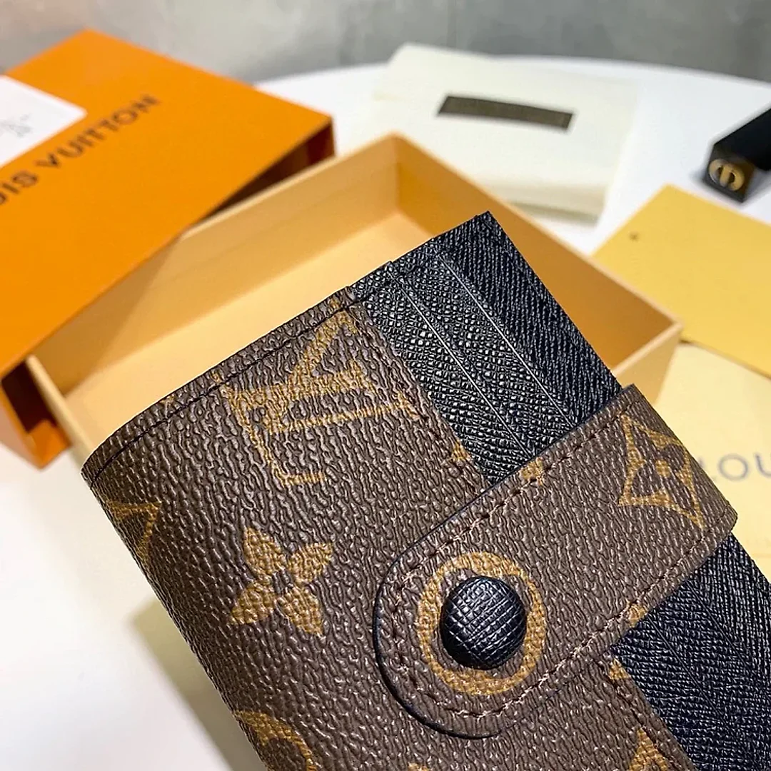 Louis new arrival wallets size: 9×9 cm