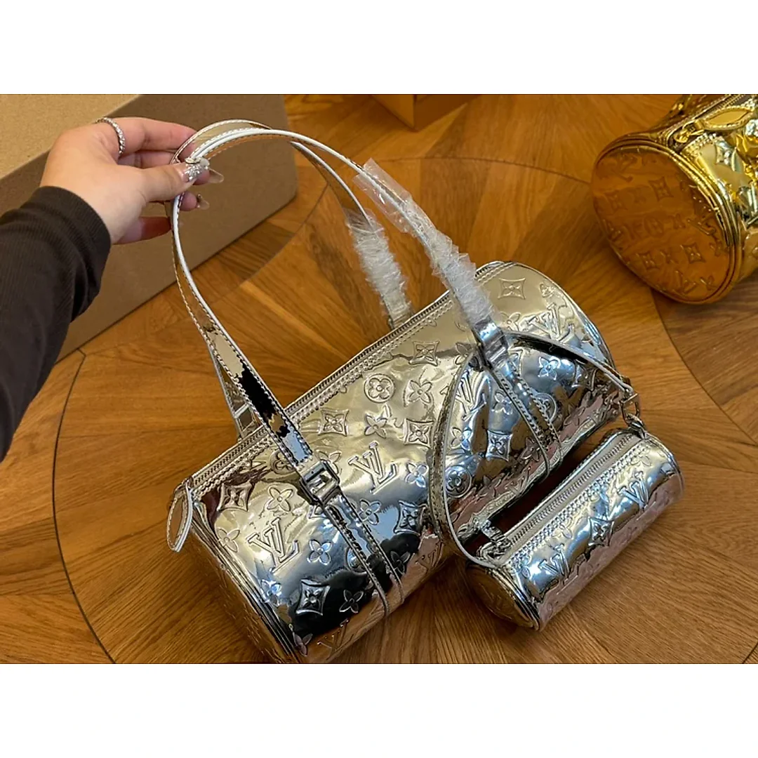 Louis new arrival men and women bag size : 30*15cm