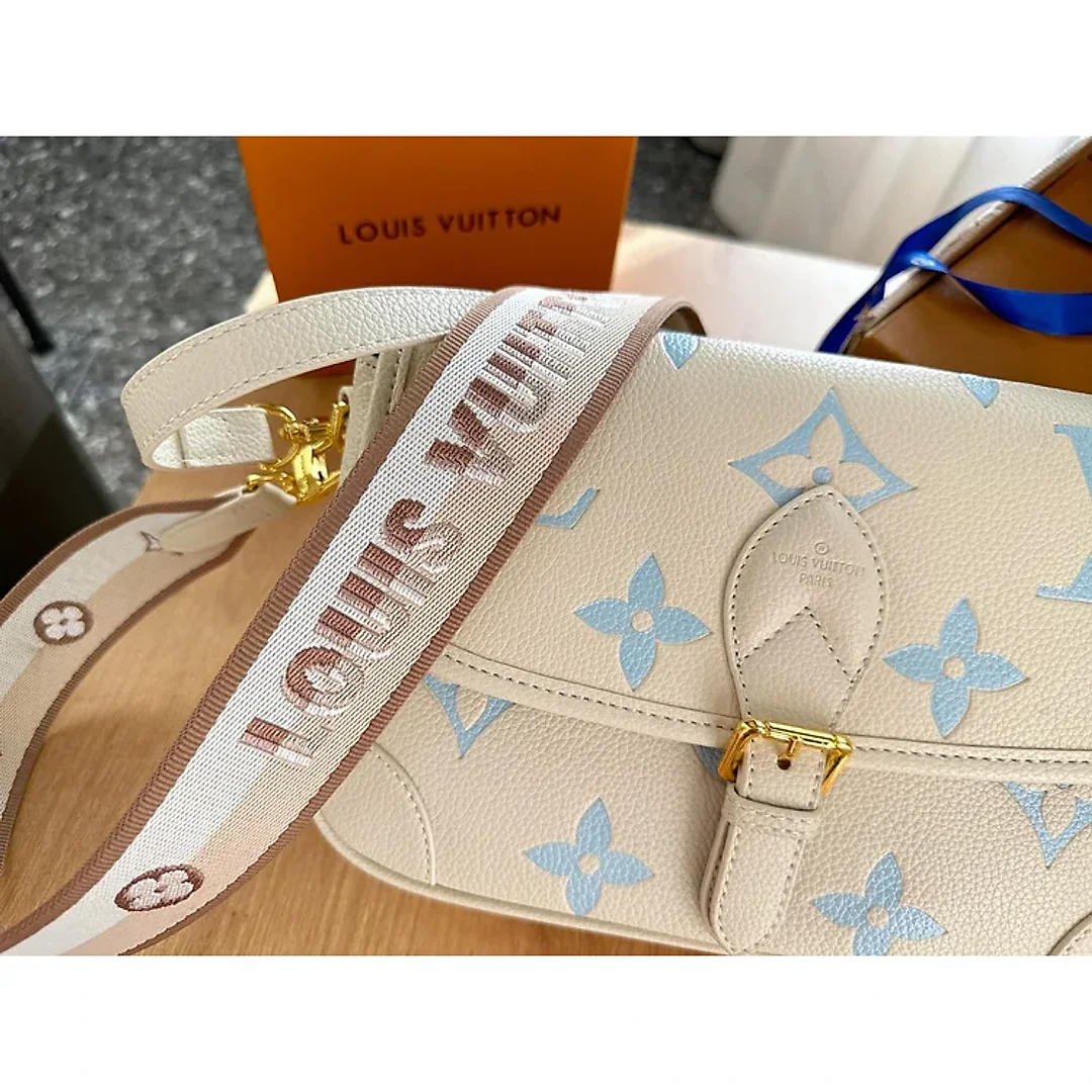 Louis new arrival bag size : 24 x 15 x 9cm