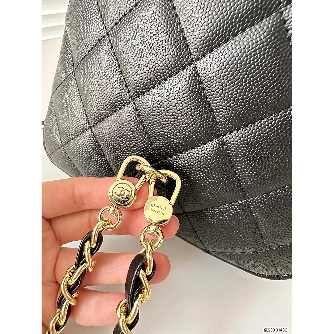 CC 𝘝𝘪𝘯𝘵𝘢𝘨𝘦 backpack size:17.5 * 23 cm