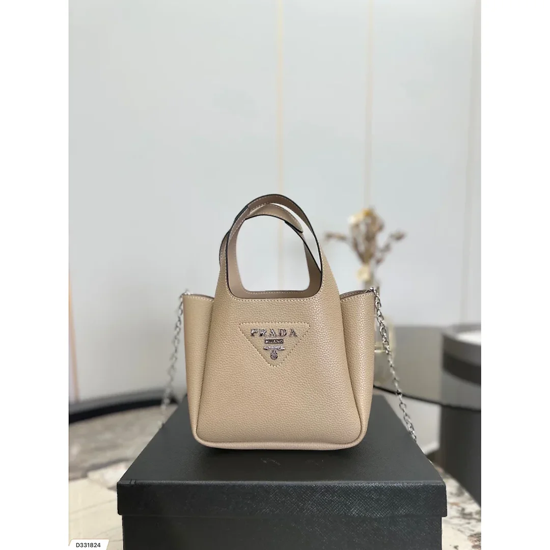 Pra new arrival tote bag size : 20.5 * 16 cm
