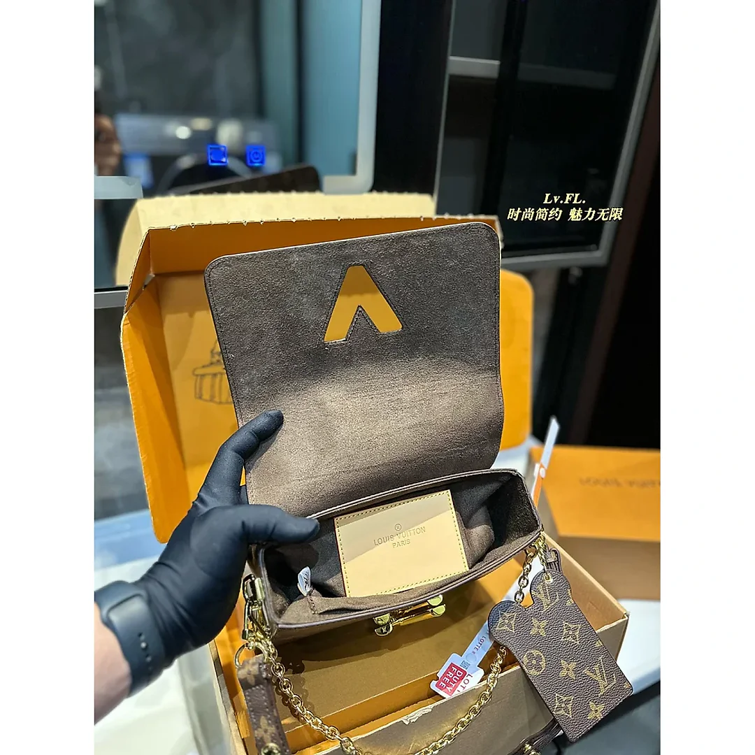 Louis Twist new arrival chain bag size: 23*10*15 cm