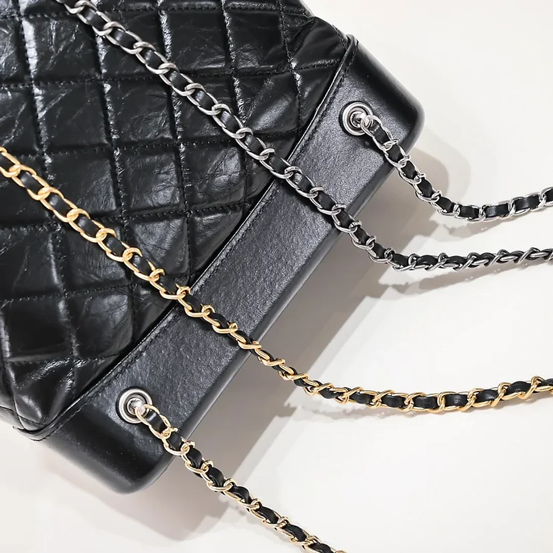 CC 17 Gabrielle backpack size : 24*23*11.5cm