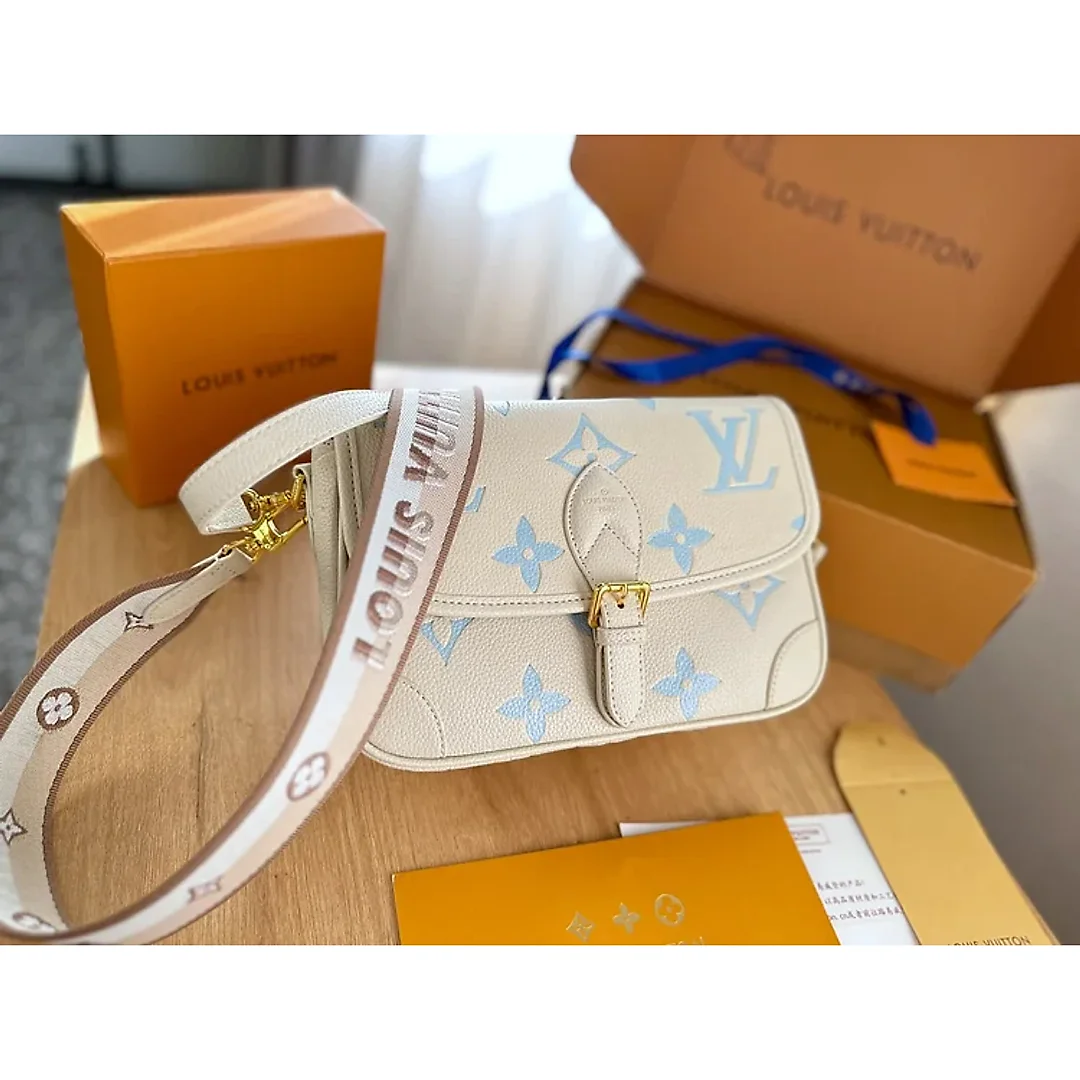 Louis new arrival bag size : 24 x 15 x 9cm