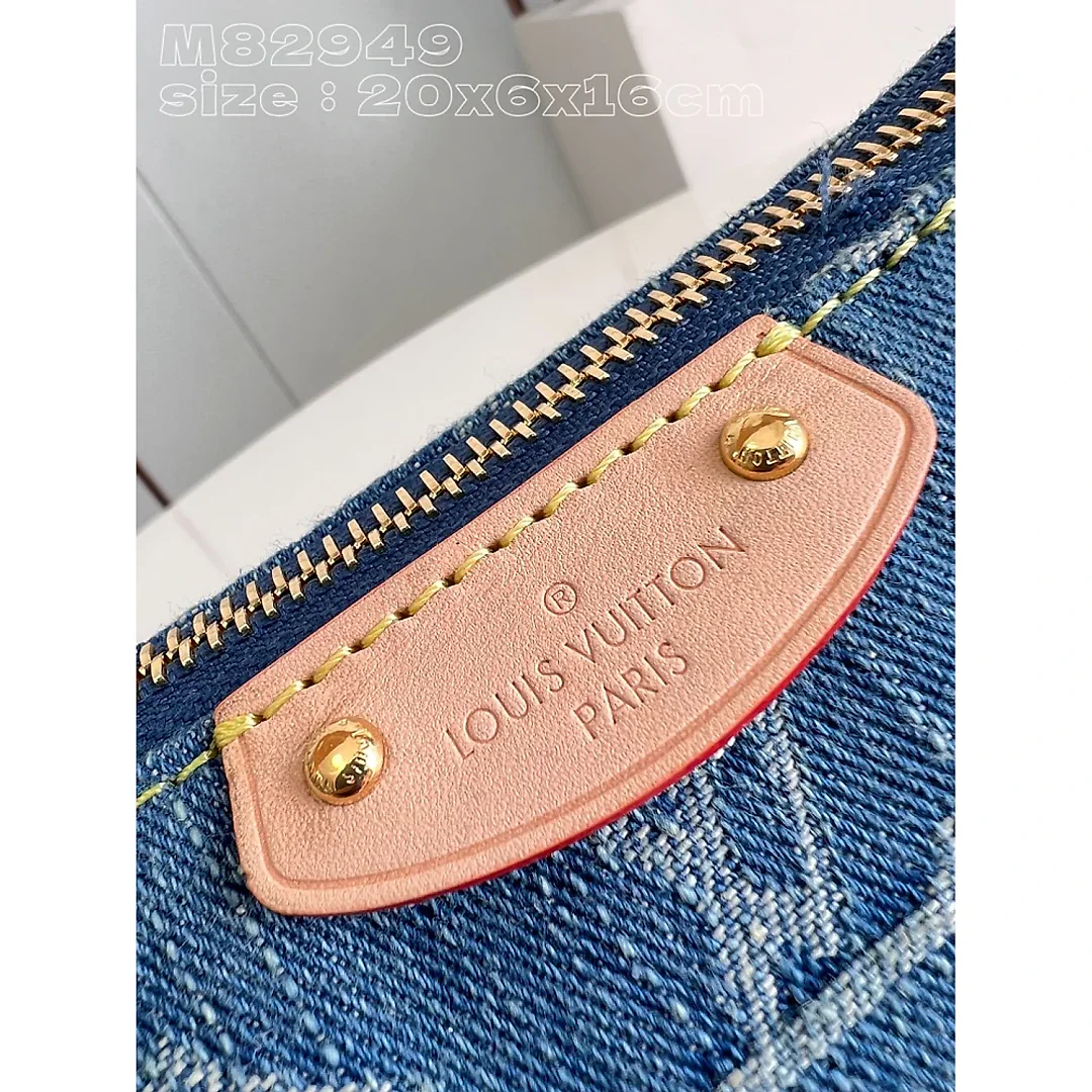 Louis Hills Pochette Monogram Denim size;20.5 x 6 x 16 cm