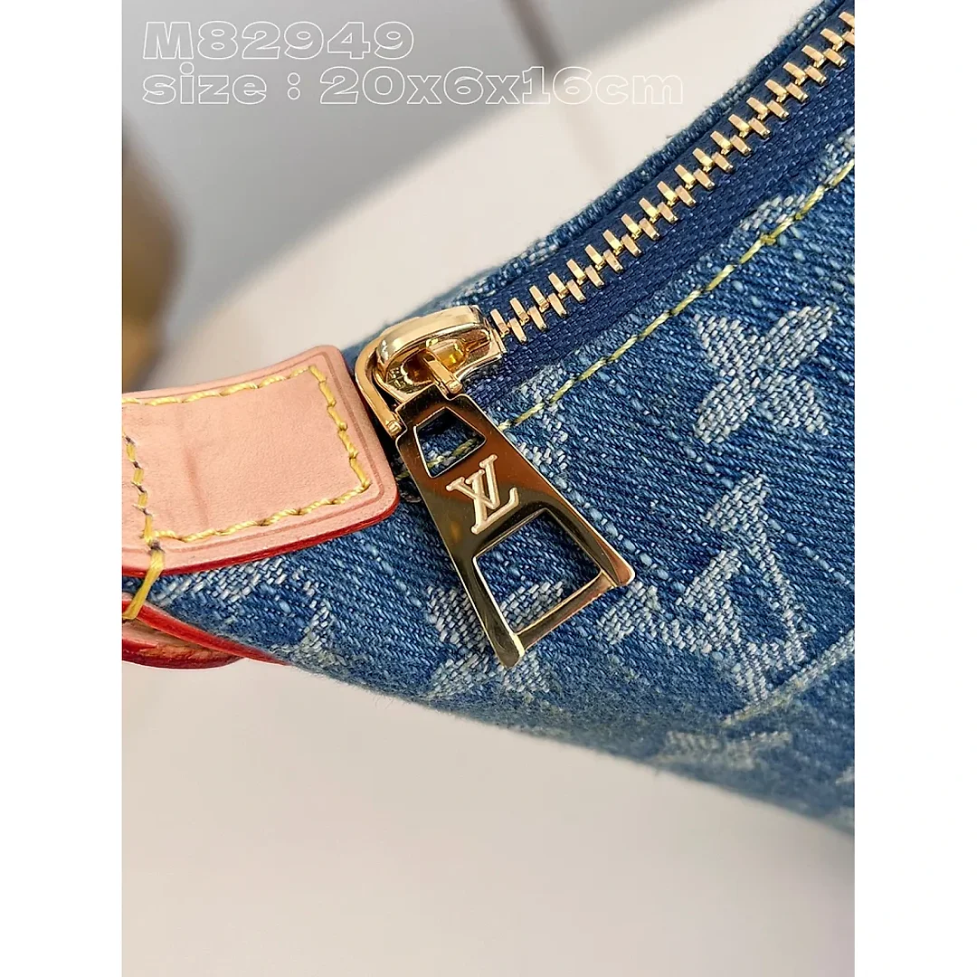 Louis Hills Pochette Monogram Denim size;20.5 x 6 x 16 cm