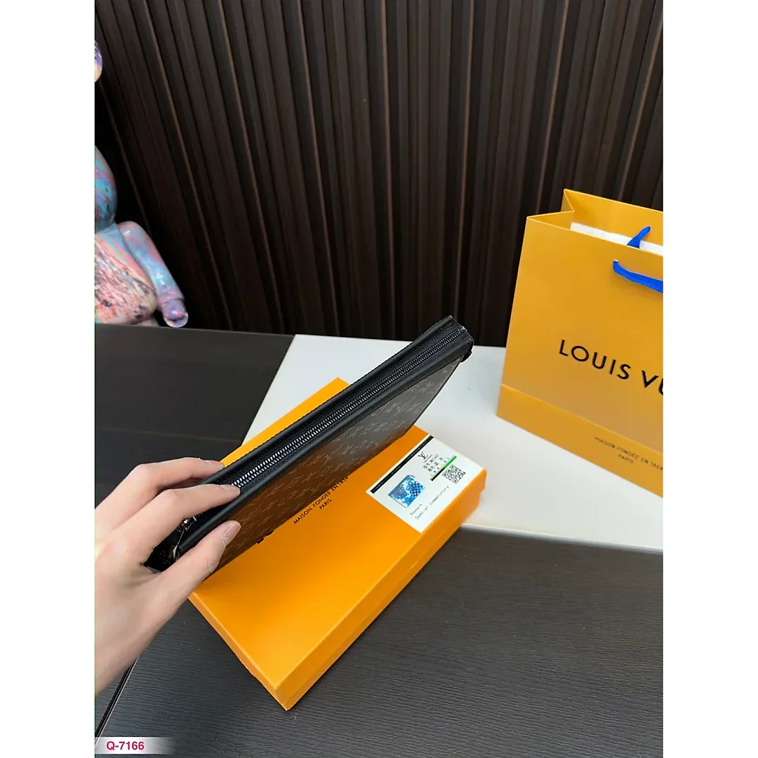 Louis Toiletry Pouch men and women bag size : 26*20cm