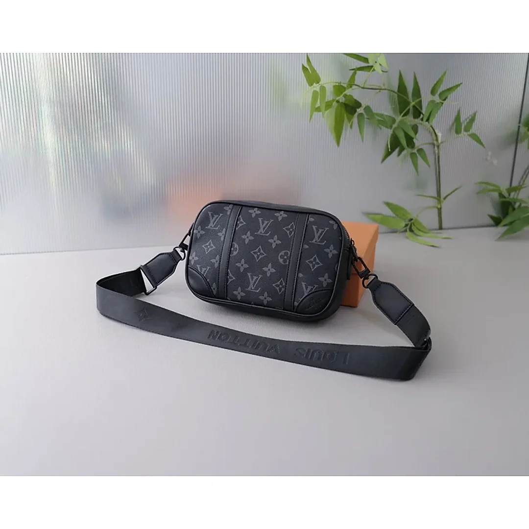 Louis new arrival bag size : 23x14x6 cm