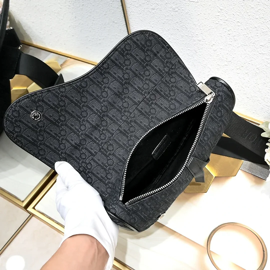 D homme2023 Pre-Fall saddle bag size : 20×28.6x5cm