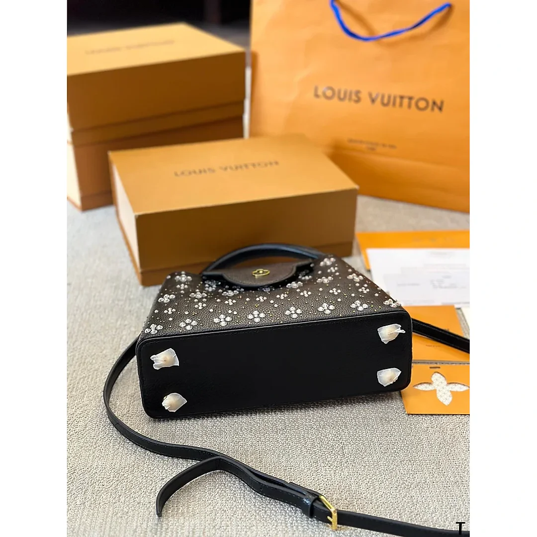 Louis capucines new arrival bag size :27*18cm