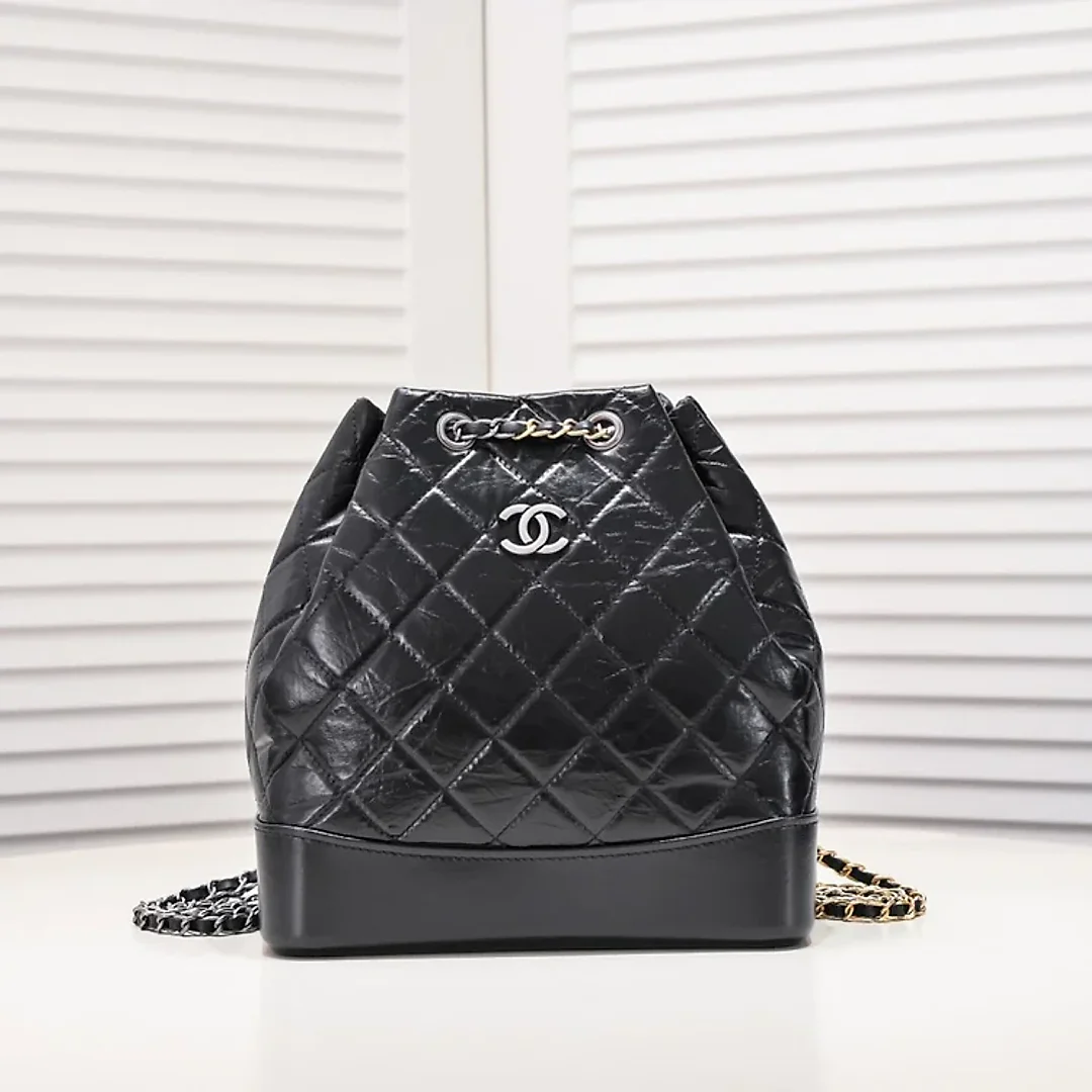 CC 17 Gabrielle backpack size : 24*23*11.5cm