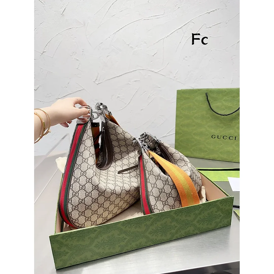 GC484 Gc Attache Small/Large Shoulder Bag