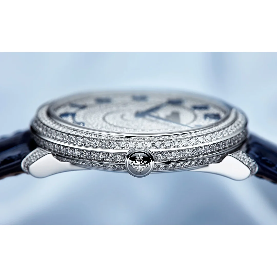 Patek Philippe Calatrava Diamond Ribbon Joaillerie Ladies, 18kt White Gold set with 770 Diamonds: ~4,4ct, 36,5mm, Ref# 4978/400G-001